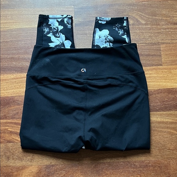 GAP fit Black and white floral Leggings - Picture 3 of 3